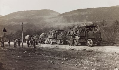 Album "Meine Weltkriegs-Erinnerungen Südwestfront (Kärnten, Italien, Südtirol) 31/03/1915-12/11/1918 - Josef Zohles Wien": Militärfahrzeuge in Hermagor (s/w Foto) von Josef Zohles