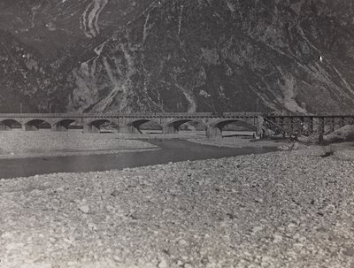 Album "Meine Weltkriegs-Erinnerungen Südwestfront (Kärnten, Italien, Südtirol) 31/03/1915-12/11/1918 - Josef Zohles Wien": Militärbrücke über den Tagliamento (s/w Foto) von Josef Zohles