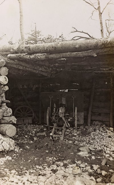 Album "Meine weltkriegs - Erinnerungen Südwestfront (Kärnten, Italien, Südtirol) 31/03/1915-12/11/1918 - Josef Zohles Wien": Baracke mit Kanone von Josef Zohles