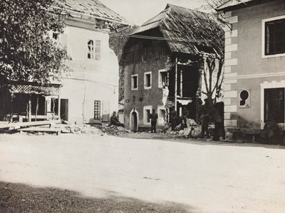 Album "Meine Weltkriegs-Erinnerungen Südwestfront (Kärnten, Italien, Südtirol) 31/03/1915-12/11/1918 - Josef Zohles Wien": Platz mit Trümmern (s/w Foto) von Josef Zohles