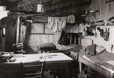 Album "Meine Weltkriegs-Erinnerungen Südwestfront (Kärnten, Italien, Südtirol) 31/03/1915-12/11/1918 - Josef Zohles Wien": Offiziere in Unterkünften von Josef Zohles
