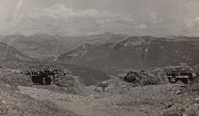 Album "Meine Weltkriegs-Erinnerungen Südwestfront (Kärnten, Italien, Südtirol) 31.03.1915-12.11.1918 - Josef Zohles Wien": Unterstände für Geschütze in den Alpen (s/w Foto) von Josef Zohles