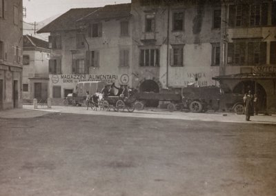 Album "Meine Weltkriegs-Erinnerungen Südwestfront (Kärnten, Italien, Südtirol) 31.03.1915-12.11.1918 - Josef Zohles Wien": Militärfahrzeuge auf einem Platz (s/w Foto) von Josef Zohles