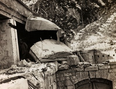 Album "Meine Weltkriegs-Erinnerungen Südwestfront (Kärnten, Italien, Südtirol) 31.03.1915-12.11.1918 - Josef Zohles Wien": Trümmer (s/w Foto) von Josef Zohles