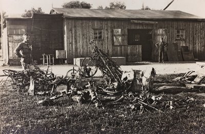 Album "Meine Weltkriegs-Erinnerungen Südwestfront (Kärnten, Italien, Südtirol) 31.03.1915-12.11.1918 - Josef Zohles Wien": Überreste eines italienischen Flugzeugs (s/w Foto) von Josef Zohles