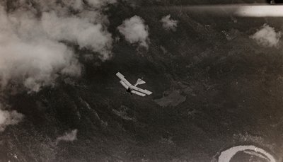 Album "Meine weltkriegs - Erinnerungen Südwestfront (Kärnten, Italien, Südtirol) 31/03/1915-12/11/1918 - Josef Zohles Wien": ein österreichisches Flugzeug fliegt über von Josef Zohles