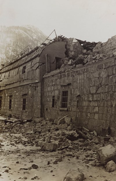 Album "Meine Weltkriegs-Erinnerungen Südwestfront (Kärnten, Italien, Südtirol) 31/03/1915-12/11/1918 - Josef Zohles Wien": Trümmer einer Fabrik von Josef Zohles