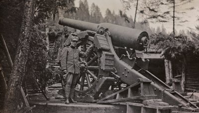 Album "Meine weltkriegs - Erinnerungen Südwestfront (Kärnten, Italien, Südtirol) 31/03/1915-12/11/1918 - Josef Zohles Wien": Soldat mit Gewehr von Josef Zohles
