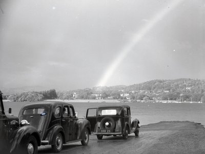 Autos geparkt bei Loughrigg Tarn von Joseph Hardman
