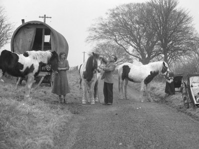 Planwagen am Straßenrand mit Zigeunern und Pferden von Joseph Hardman