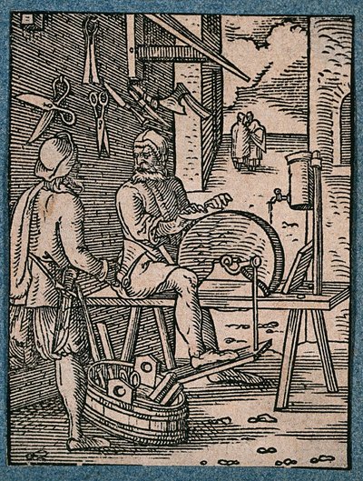 Ein Messerschleifer schärft eine Klinge auf einem Schleifstein, während ein Kunde mit einem Hobel zum Schärfen kommt. Holzschnitt von J. Amman. von Jost Amman