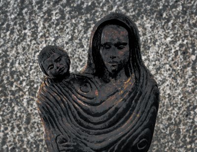 Die Traurigkeit in Madonnas Augen, aus der Serie Chapelle du Canal, 2016 von Joy Lions