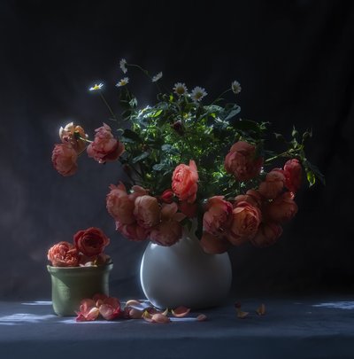 Stimmungsvolle Rosen Stillleben von Judy Tseng