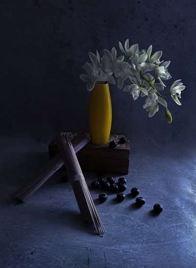 Weiße Orchideen Gelbe Vase von Judy Tseng