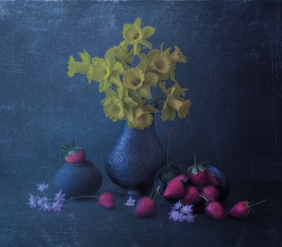 Gelbe Narzissen und Erdbeeren von Judy Tseng