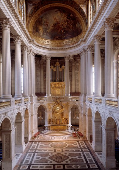 Ansicht der königlichen Kapelle, erbaut von Hardouin-Mansart im Jahr 1709 und geweiht von Kardinal Noailles im Jahr 1710. Schloss Versailles von Jules Hardouin Mansart