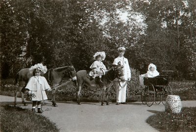 Großfürstinnen Olga, Tatiana und Maria von Russland, Zarskoje Selo, Russland, ca. 1899-1900 von K. von Hahn