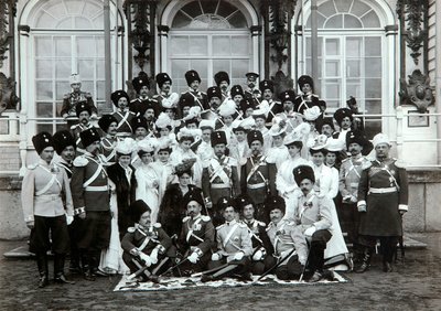 Russische kaiserliche Familie vor dem Katharinenpalast, Zarskoje Selo, Russland, frühes 20. Jahrhundert von K. von Hahn