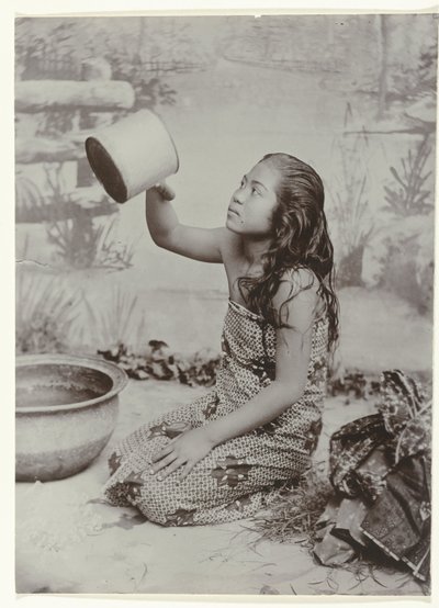 Studio-Porträt einer jungen javanischen Frau beim Waschen von Kassian Cephas