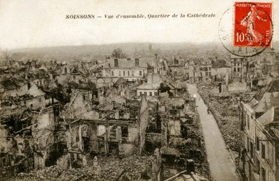 Gesamtansicht des zerstörten Kathedralenbezirks, Soissons von Alec Hunter