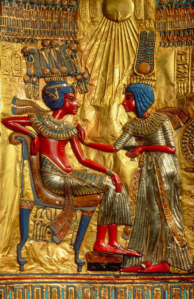 Detail der Figuren auf der Rückseite des goldenen Throns, die Tutanchamun und seine Frau darstellen, Ägypten von Kenneth Garrett