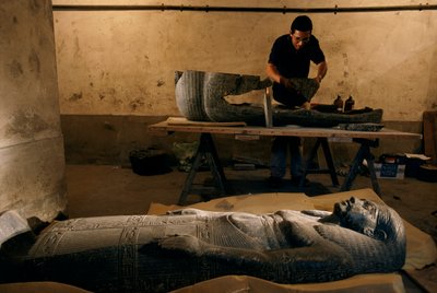Fragmente der Basis des Sarkophags von Senqed rekonstruiert, Neues Reich, 2002 von Kenneth Garrett