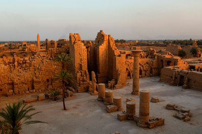 Kiosk von Taharka, erster Hof, Karnak-Tempel, Schwarze Pharaonen, Nubier, Ägypten, Luxor, 2007 von Kenneth Garrett
