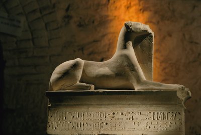 Kalkstein-Statue des Schakalgottes Anubis, der auf einem sarkophagförmigen Sockel kauert, 2002 (Foto) von Kenneth Garrett