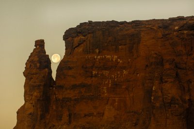 Monduntergang und Sonnenaufgang, Tempel von Taharka, Widdertor, Gebel Barkal, Tempelkomplex, Pharao, 2007 von Kenneth Garrett