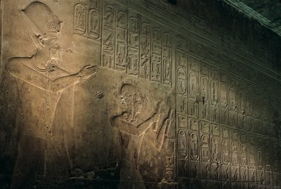 Älteste bekannte Königsliste, Tempel von Seti I in Abydos, Seti I steht hinter Ramses, 2005 von Kenneth Garrett