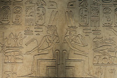 Relief aus Abydos, Göttin Mut, Artefakt; Ägypten, 2005 von Kenneth Garrett