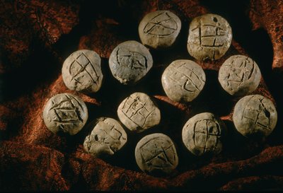Runde Bullae; Artefakt, Oxus-Zivilisation; Turkmenistan; Gonor Depe Fundstätte; Victor Sarianidi, 2004 (Foto) von Kenneth Garrett