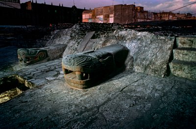 Schlangenreplik auf dem Großen Tempel, Tenochtitlan, Templo Mayor, Azteken, Mexiko, Mexiko-Stadt von Kenneth Garrett