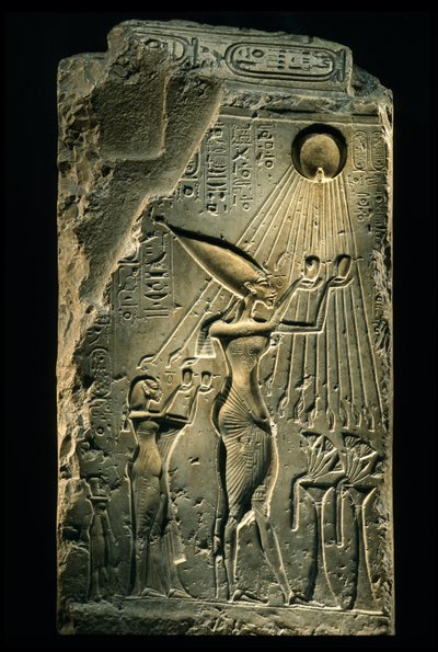 Stele zeigt Echnaton, Nofretete und Tochter mit erhobenen Händen zu Gott Aten, Amarna, 2009 (Foto) von Kenneth Garrett