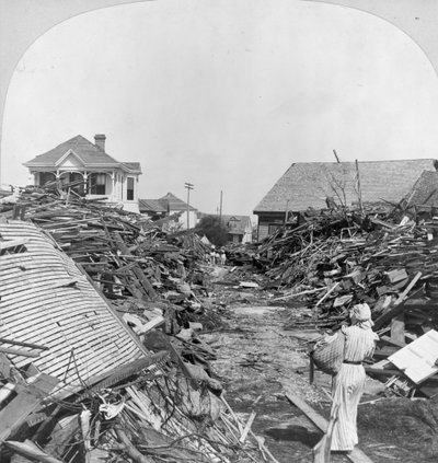 Ein Durchgang durch die Trümmer, Nordseite der 19th Street, Galveston von Keystone View Company