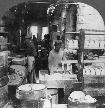Brennen von Geschirr im bekannten Töpferzentrum, Trenton, New Jersey, USA, frühes 20. Jahrhundert von Keystone View Company