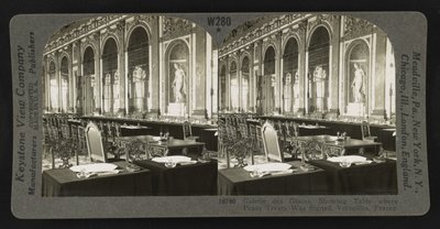 Galerie des Glaces, zeigt den Tisch, an dem der Friedensvertrag unterzeichnet wurde, Versailles von Keystone View Company