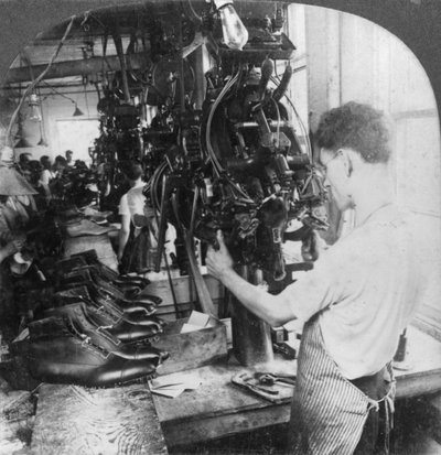 Schuhmaschine formt Schuhe in Schuhfabrik, Lynn, Massachusetts, USA, frühes 20. Jahrhundert von Keystone View Company