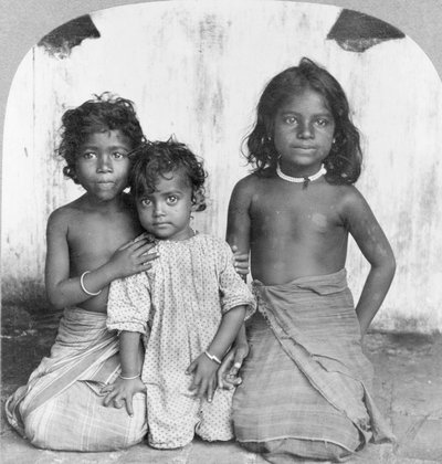 Porträt von drei jungen singhalesischen Mädchen, ca. 1905 (s/w Foto) von Keystone View Company
