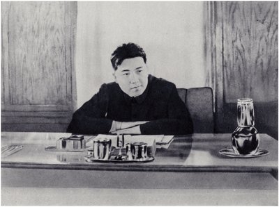 Genosse Kim Il-sung in seinem Büro im Volksrat von Nordkorea (Lithografie) von Korean Photographer