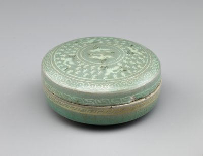 Bedeckter Kasten mit eingelegtem Design von Kranichen und Wolken, zweite Hälfte des 13. Jahrhunderts (Steinzeug mit weißen und schwarzen Einlagen unter Celadonglasur) von Korean School