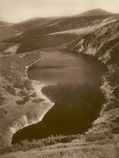 Der große Teich und die Schneekoppe (Riesengebirge) (s/w Foto) von Kurt Hielscher