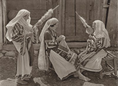 Rumänien: Tismana, Spinnerinnen von Kurt Hielscher