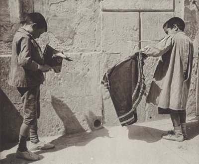 Spanien: Jungen spielen Stierkampf von Kurt Hielscher