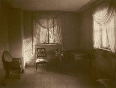 Weimar, Abendsonnenstrahl in Goethes Arbeitszimmer im Gartenhaus (s/w Foto) von Kurt Hielscher