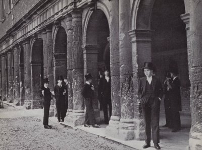 Vor den Kammern, Eton, warten auf die Lehrer von Laszlo Moholy Nagy