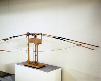 Maschine zum Fliegen mit Flügeln, Modell nach der Zeichnung von Leonardo da Vinci. Museum für Wissenschaft und Technik, Mailand. von Leonardo da (after) Vinci