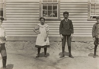 Edward St. Germain und seine Schwester Delia, Fabrikarbeiter, Phoenix, Rhode Island, April 1909 von Lewis Hine