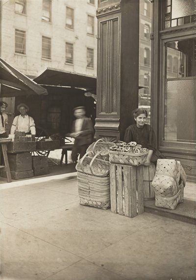 Lena Lochiavo - 11 Jahre alt, Korb- (und Brezel-) Verkäuferin, am Sixth Street Market vor dem Eingang zur Kneipe, Cincinnati, Ohio von Lewis Hine