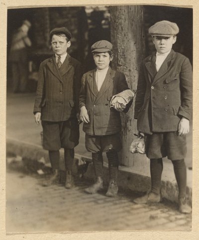 [Drei Jungen auf der Stadtstraße in Knickerbockern und Mützen] von Lewis W. Hine